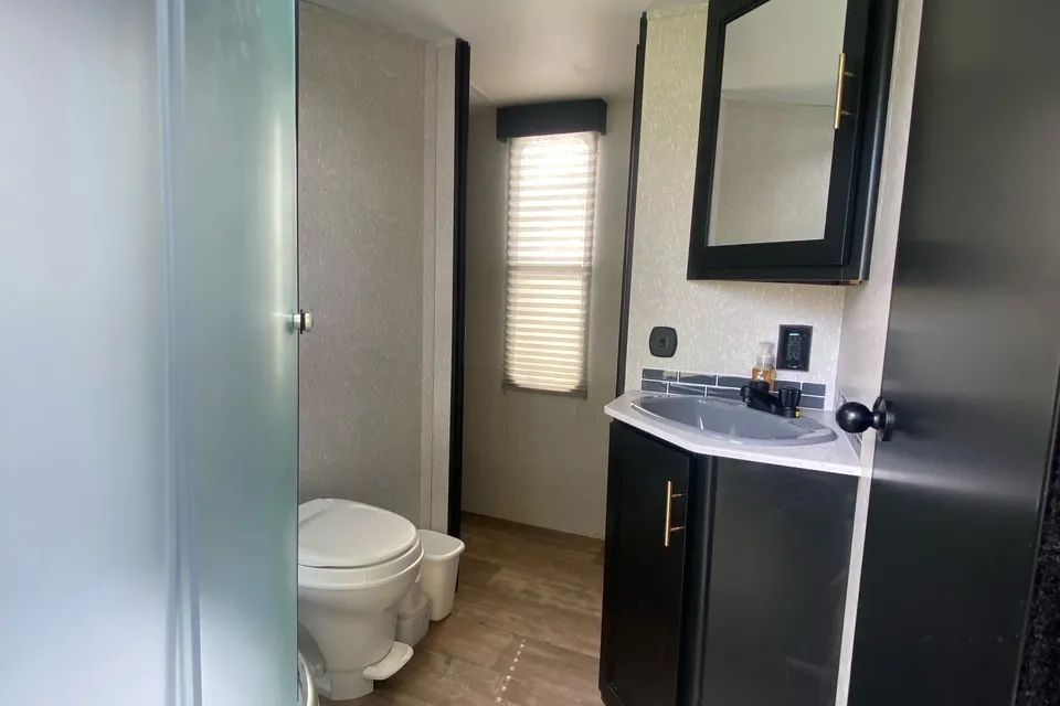 9 Person- Family Friendly & Amenity Loaded