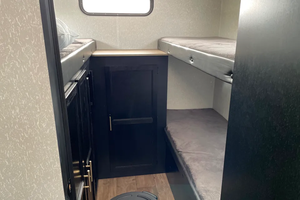 9 Person- Family Friendly & Amenity Loaded