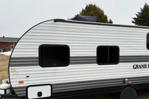 The Fallis’ Grand River 19BH Travel Trailer
