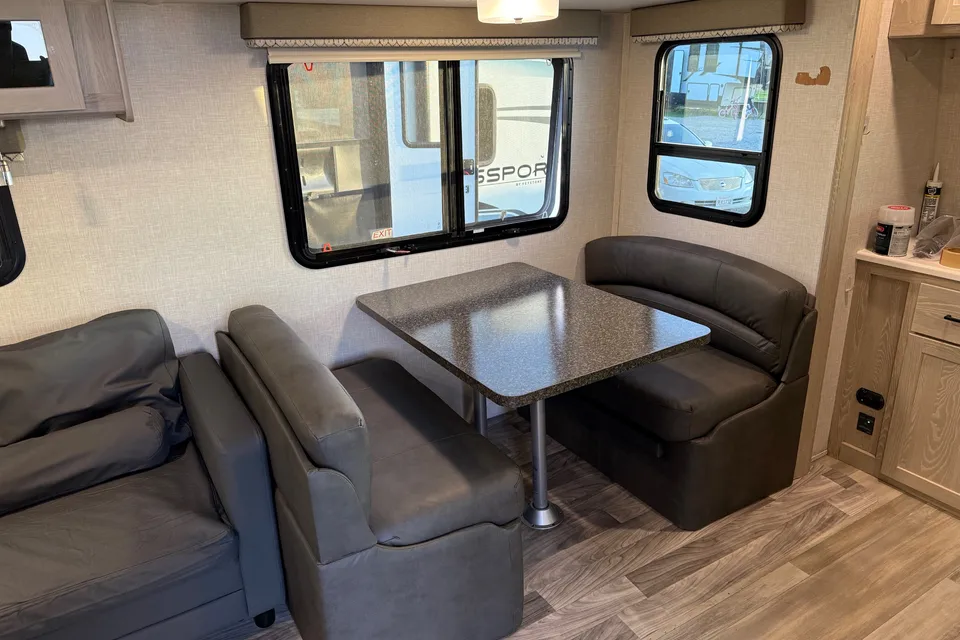 Luxury Front Kitchen Retreat • Slide-Out • Hotel-Style Comfort - Sleeps 4-5— Flagstaff