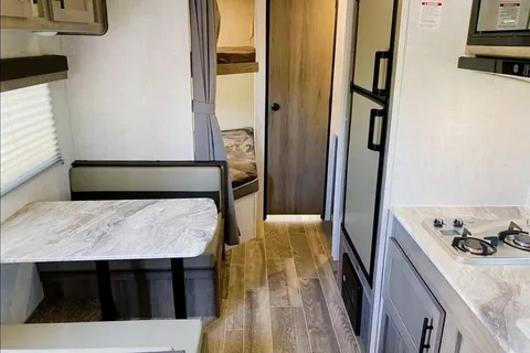 04 - 2023 - GULF STREAM - BUNKS - 3900lbs - SLEEPS 7