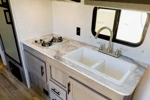 04 - 2023 - GULF STREAM - BUNKS - 3900lbs - SLEEPS 7
