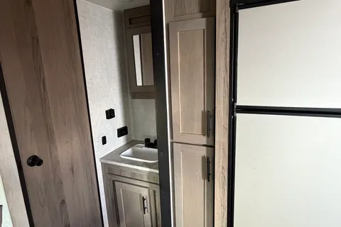 04 - 2023 - GULF STREAM - BUNKS - 3900lbs - SLEEPS 7