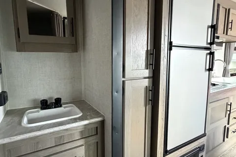 04 - 2023 - GULF STREAM - BUNKS - 3900lbs - SLEEPS 7