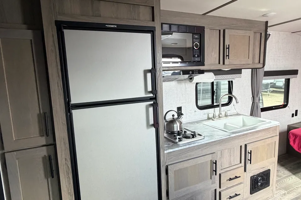 04 - 2023 - GULF STREAM - BUNKS - 3900lbs - SLEEPS 7