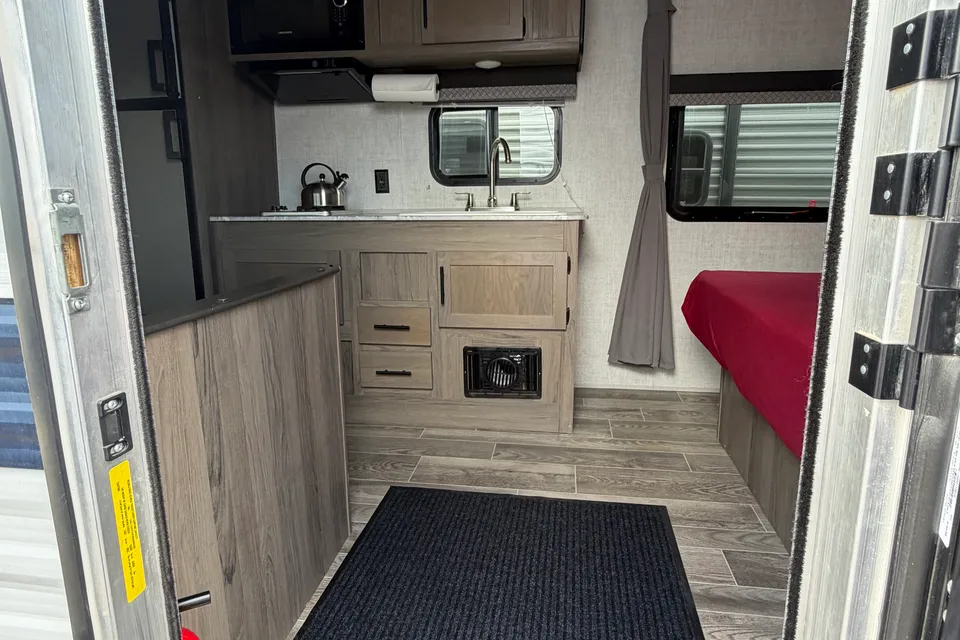 04 - 2023 - GULF STREAM - BUNKS - 3900lbs - SLEEPS 7