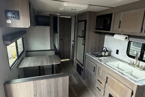 04 - 2023 - GULF STREAM - BUNKS - 3900lbs - SLEEPS 7