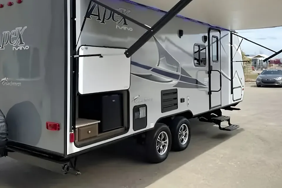 Davin's Halfton Towable APEX NANO 208BHS Travel Trailer