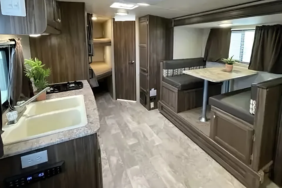Davin's Halfton Towable APEX NANO 208BHS Travel Trailer