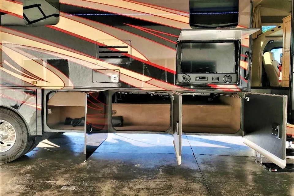 C17 JAYCO SENECA SUPER C DIESEL SLEEPS 10 LUXURY 3 SLIDEOUT ROOMS WIFI WOW!