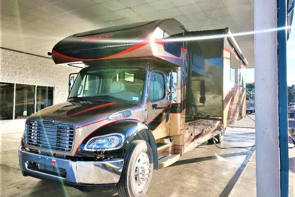 C17 JAYCO SENECA SUPER C DIESEL SLEEPS 10 LUXURY 3 SLIDEOUT ROOMS WIFI WOW!