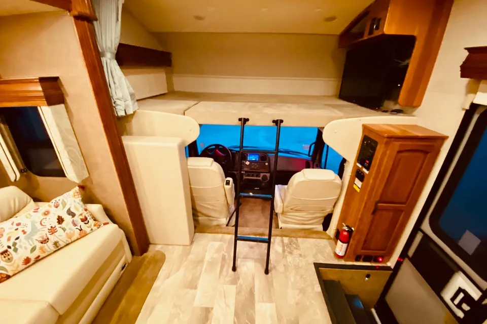 C17 JAYCO SENECA SUPER C DIESEL SLEEPS 10 LUXURY 3 SLIDEOUT ROOMS WIFI WOW!
