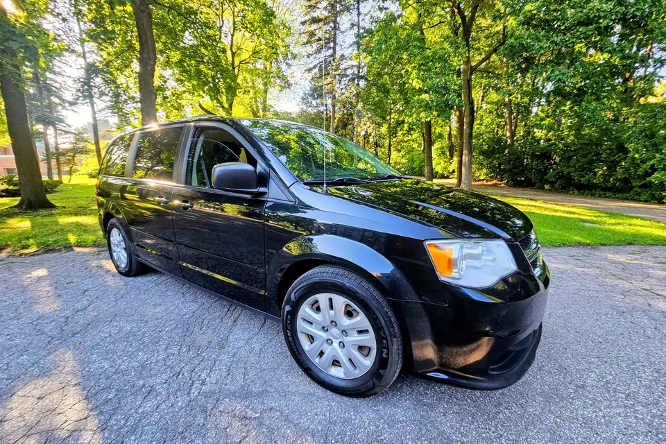 Salty Vibe — Grand Confort | Dodge Grand Caravan Près du REM / métro / aéroport de Montréal