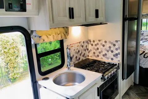 Solar-Powered, Pet Friendly, Ready-to-Go Sunshine Daydream 