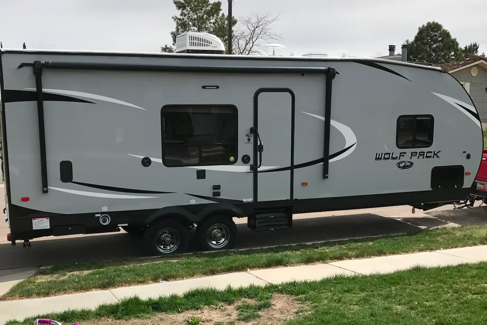 Family and pet friendly toy hauler RV Wolfpack 24pack14 Toy Hauler