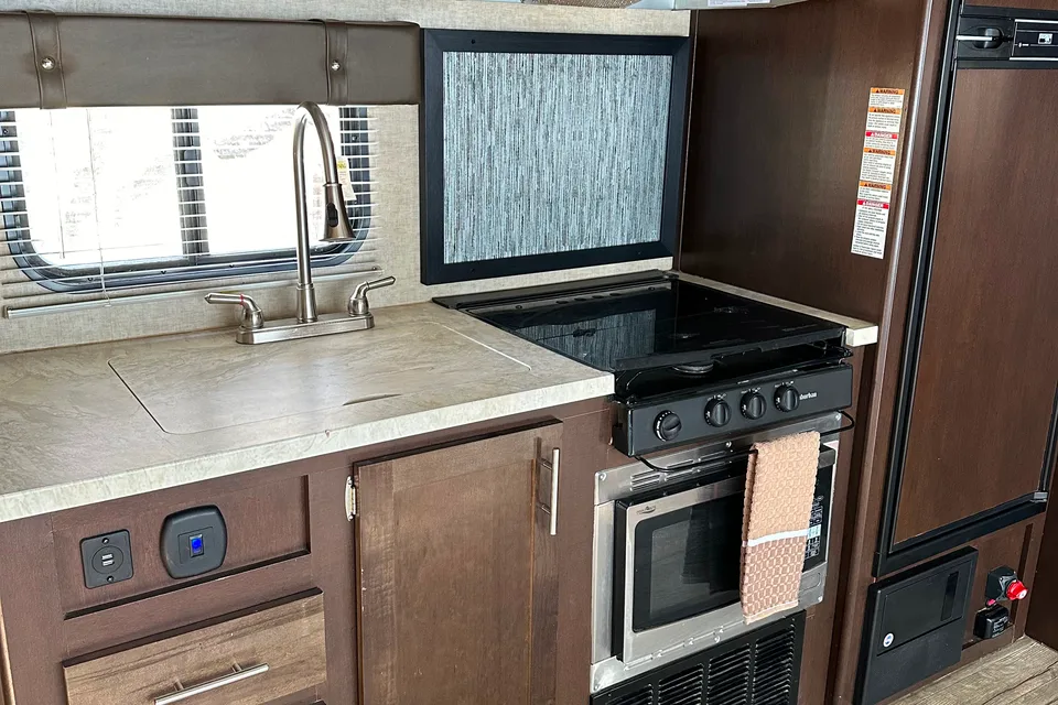 Family and pet friendly toy hauler RV Wolfpack 24pack14 Toy Hauler