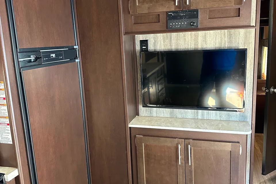Family and pet friendly toy hauler RV Wolfpack 24pack14 Toy Hauler