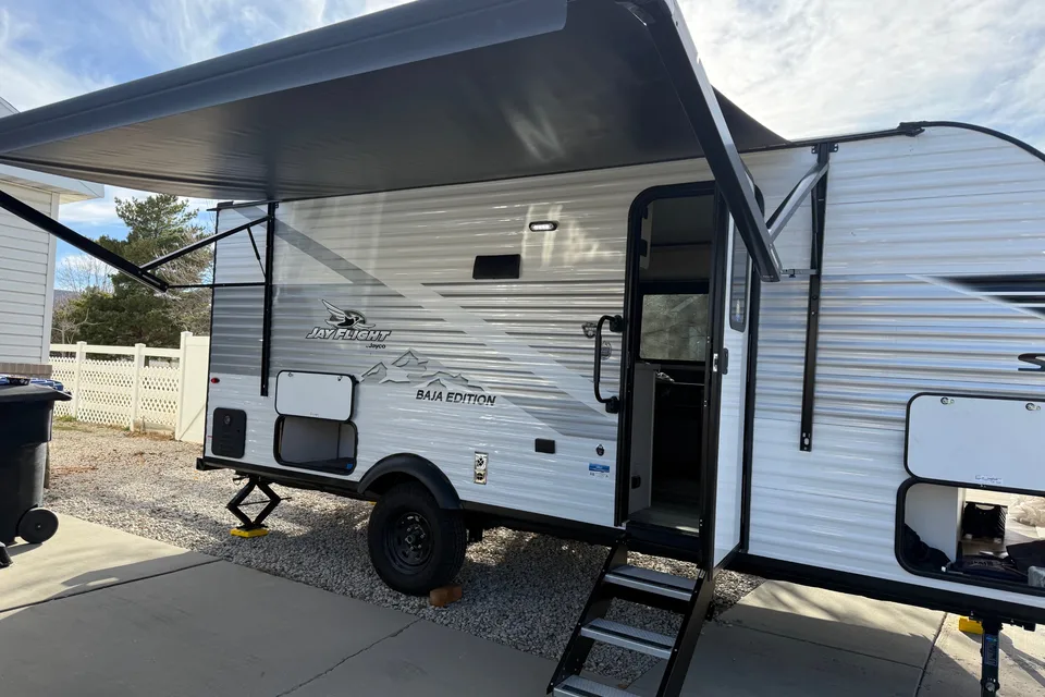 Christy's Jayco 197MBW  SLX Baja Edition Travel Trailer