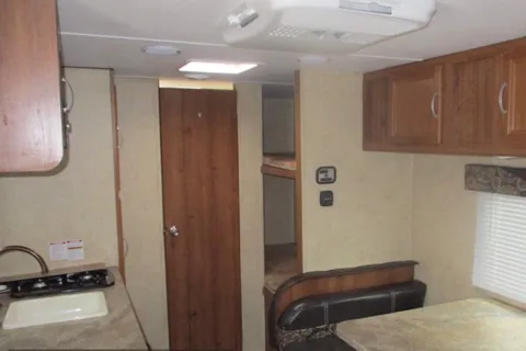 Perfect layout w bunks, AC, heat, washroom.