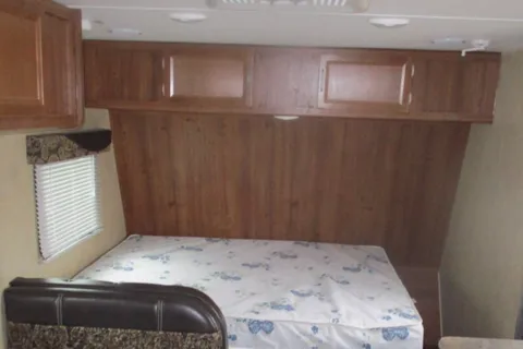 Perfect layout w bunks, AC, heat, washroom.