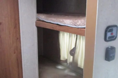 Perfect layout w bunks, AC, heat, washroom.