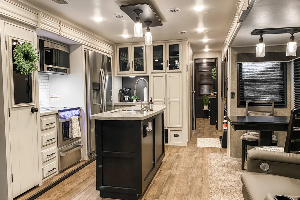 Luxury Camping - Jayco Eagle 330RSTS