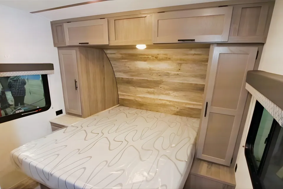 Cruz’s Gulf Stream Kingsport 26BHG Travel Trailer