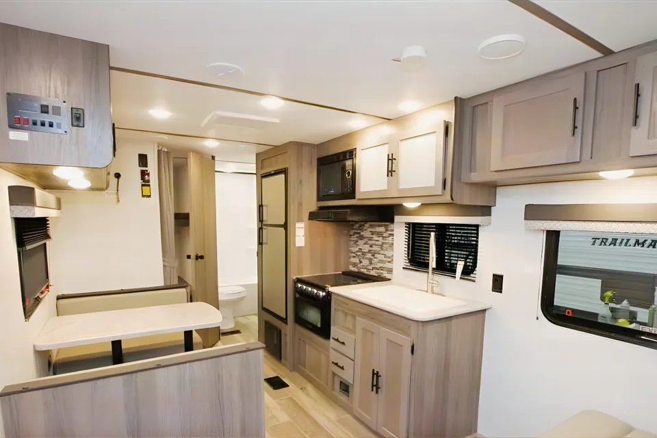 Cruz’s Gulf Stream Kingsport 26BHG Travel Trailer