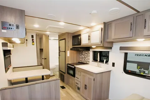 Cruz’s Gulf Stream Kingsport 26BHG Travel Trailer