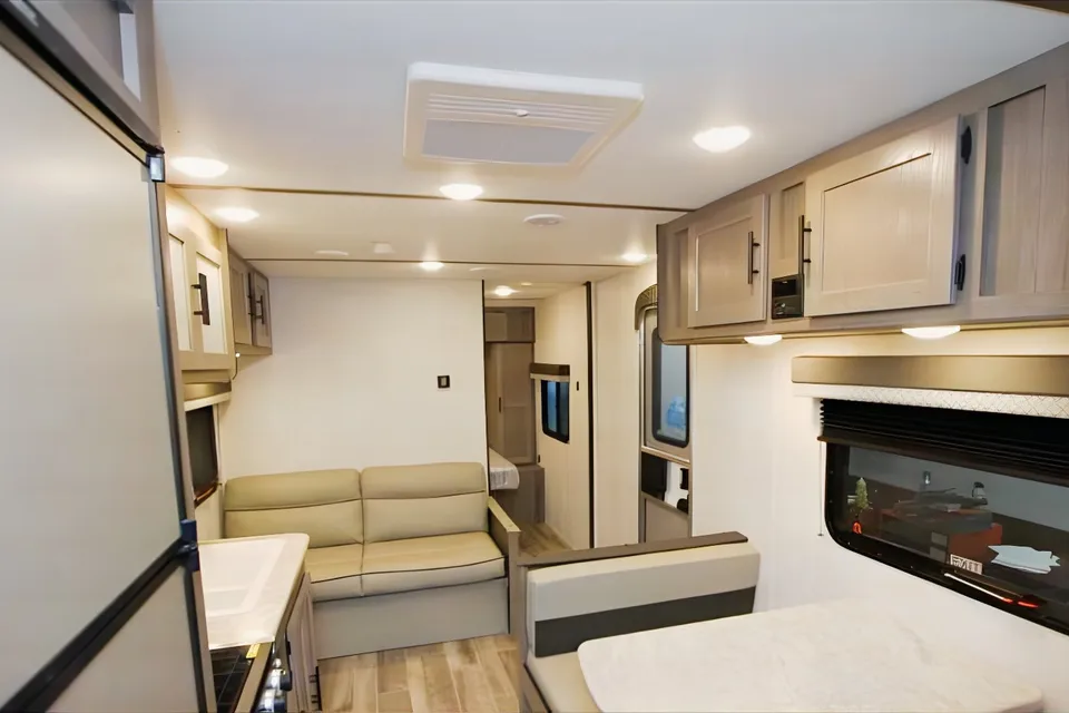 Cruz’s Gulf Stream Kingsport 26BHG Travel Trailer
