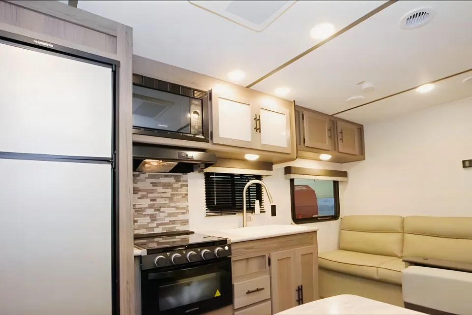 Cruz’s Gulf Stream Kingsport 26BHG Travel Trailer