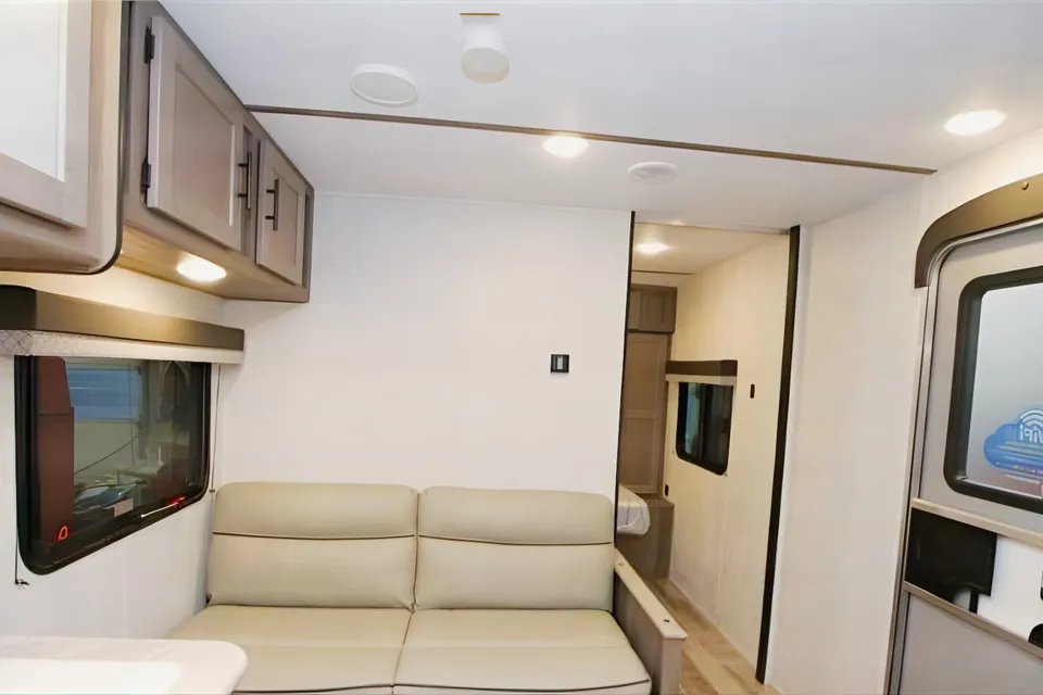 Cruz’s Gulf Stream Kingsport 26BHG Travel Trailer