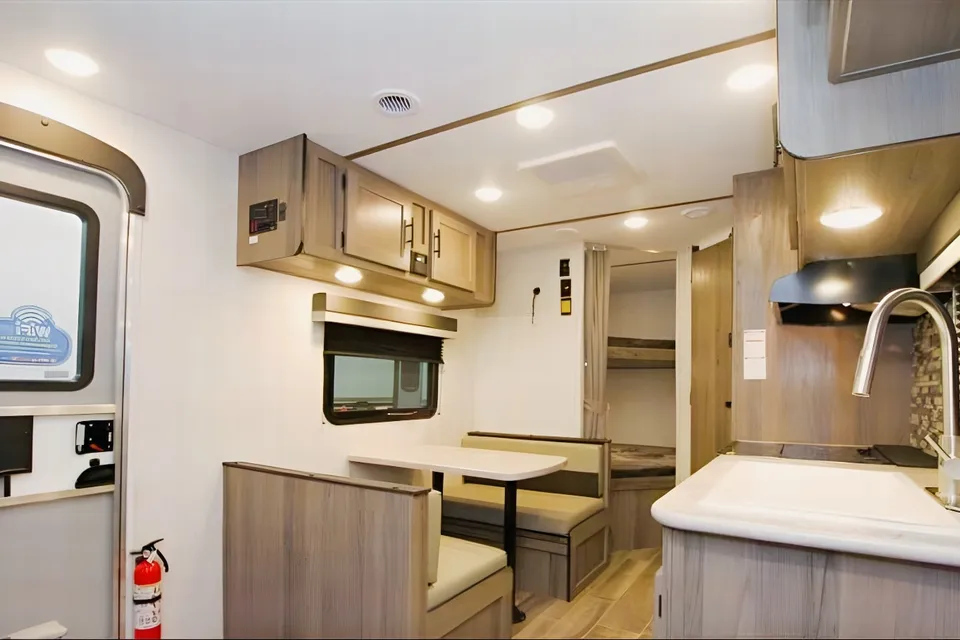 Cruz’s Gulf Stream Kingsport 26BHG Travel Trailer