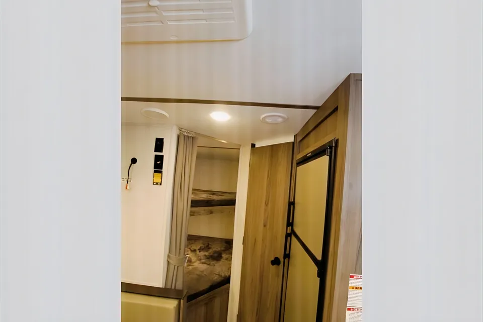 Cruz’s Gulf Stream Kingsport 26BHG Travel Trailer