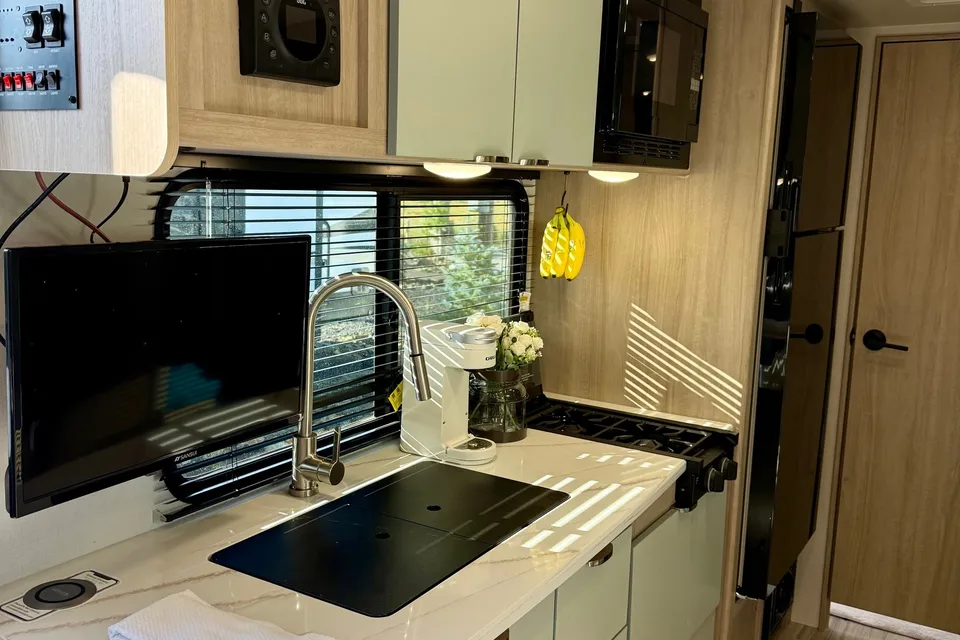 Roam & Rise RV Rentals | Winnebago Micro Minnie Travel Trailer