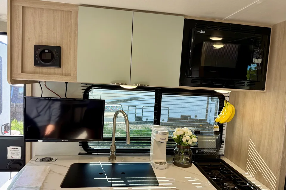 Roam & Rise RV Rentals | Winnebago Micro Minnie Travel Trailer