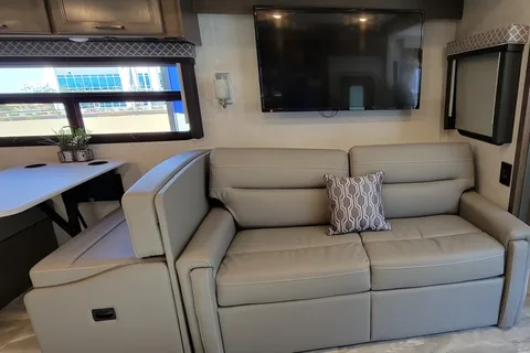 Golden Trails Motor-Coach