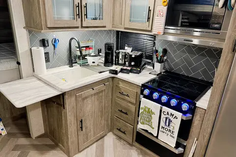 Glamping Made Easy! Full Size Bathroom!! Pet Friendly 