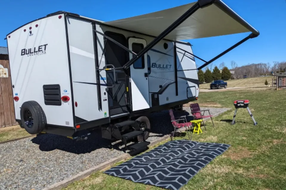 The Flower bed " Daisy" - Keystone Bullet 1850RB Delivery/Pickup or Campground/Offgrid   we have you covered!