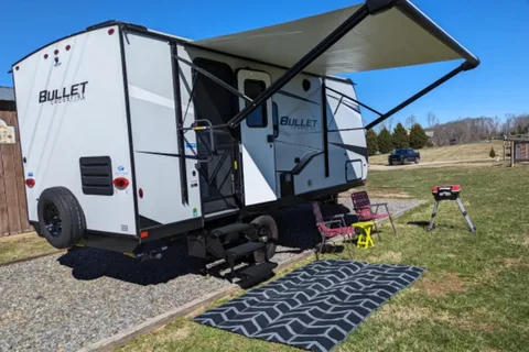 The Flower bed " Daisy" - Keystone Bullet 1850RB Delivery/Pickup or Campground/Offgrid   we have you covered!