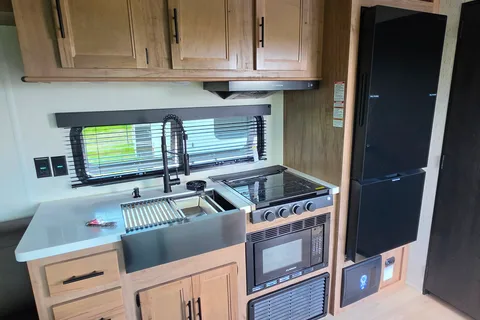 Shermans- Black Label Fifth Wheel Getaway