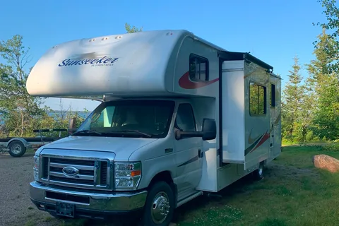 Little Missy's Forest River Sunseeker 2650S-CDW Class C