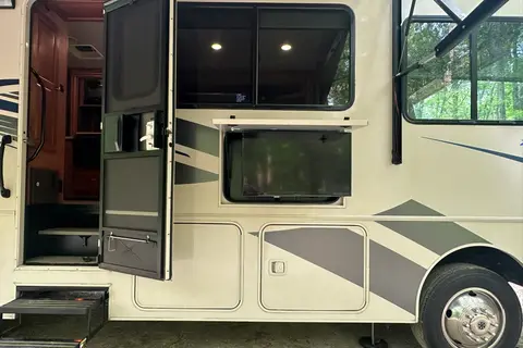 Winnebago-Superior Ride-Deluxe Living-Family Fun