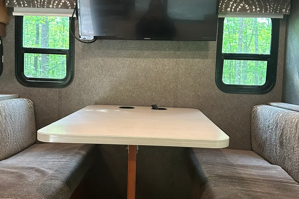 Winnebago-Superior Ride-Deluxe Living-Family Fun
