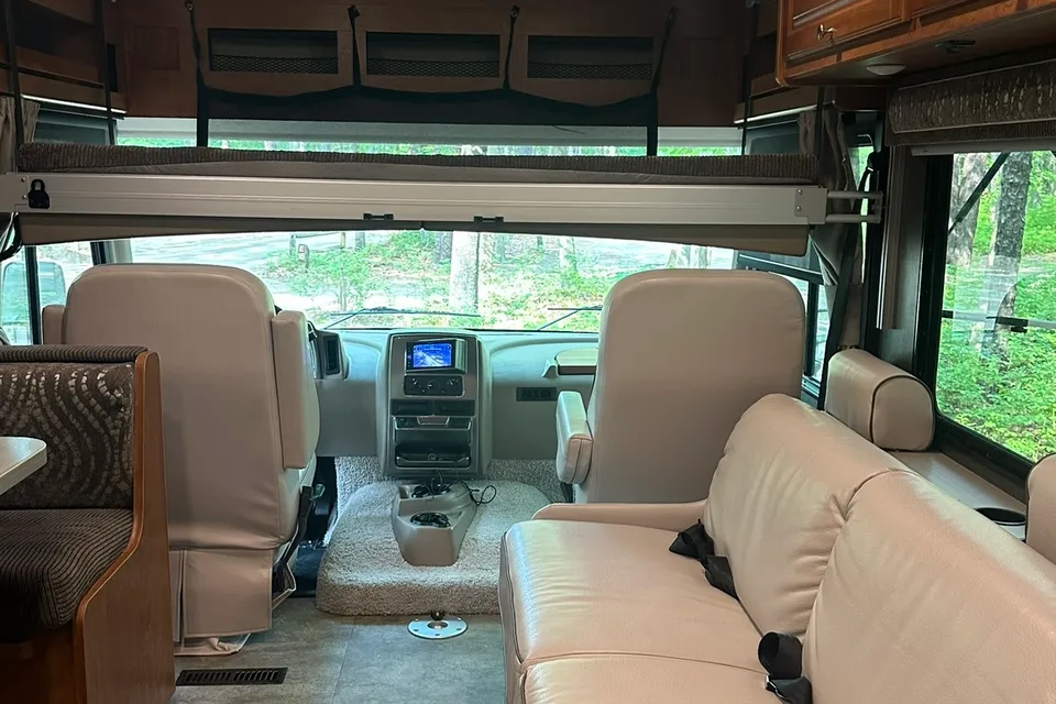 Winnebago-Superior Ride-Deluxe Living-Family Fun