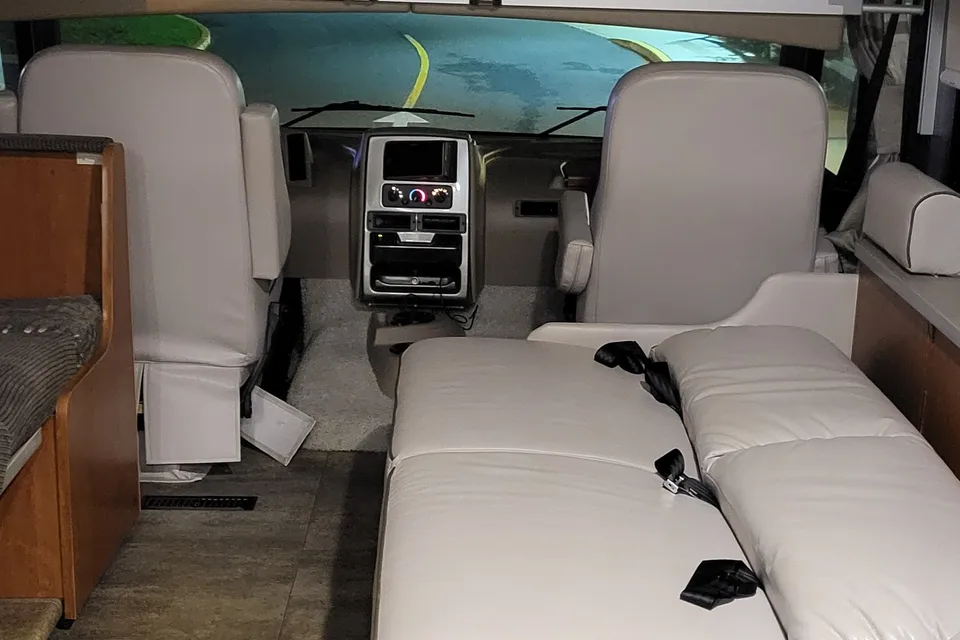 Winnebago-Superior Ride-Deluxe Living-Family Fun