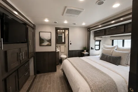 Class A Georgetown Bunkhouse with Two FULL Bath and King bed