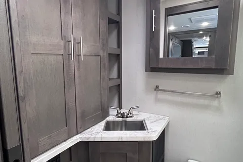 Class A Georgetown Bunkhouse with Two FULL Bath and King bed