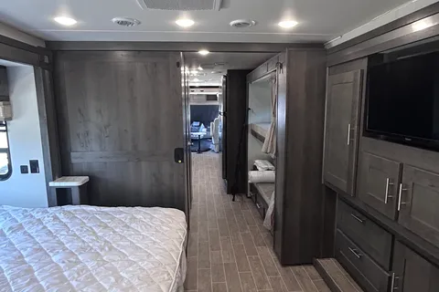 Class A Georgetown Bunkhouse with Two FULL Bath and King bed