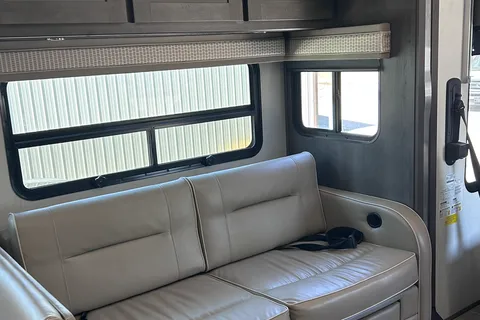 Class A Georgetown Bunkhouse with Two FULL Bath and King bed